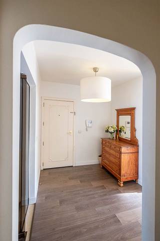 <p><span>Ligging:</span></p><p><span> </span></p><p><span>Appartement op de 1e verdieping van een goed onderhouden gebouw (met lift) centraal gelegen te Deurne-zuid met alle voorzieningen in de directe qua winkels, supermarkten, horeca en toegang tot het openbaar vervoer.</span></p><p><span> </span></p><p><span>Indeling:</span></p><p><span> </span></p><p><span>Zeer verzorgd en instapklaar appartement met een inkomhal voorzien van een vestiaire-kast, een grote woonkamer 46 m²!) met een mooie parketvloer en toegang tot het voorste terras, ingerichte keuken (landelijke stijl) met een praktische bijkeuken (met plaats voor wasmachine), badkamer met dubbel lavabomeubel en inloopdouche, apart toilet en achteraan, rustig gelegen, 3 slaapkamers waarvan 1 met toegang tot het achterste terras. Het terras achteraan is ca. 20 m² groot en is oostgericht voor de ochtend- en middagzon.</span></p><p><span>In de kelder van het gebouw is er nog een ruime individuele berging voorzien.</span></p><p><span>Ook zijn er 2 staanplaatsen beschikbaar: 1 autostaanplaats en 1 plaats voor fietsen/moto. Deze dienen samen mee aangekocht te worden (+ € 25.000)</span></p><p><span> </span></p><p><span>Technische kenmerken:</span></p><p><span> </span></p><p><span>EPC Label B (gunstig EPC, geen renovatieplicht), aluminium ramen met dubbele beglazing en (elektrisch bediende) rolluiken, individuele CV met Vaillant combi-ketel</span></p>