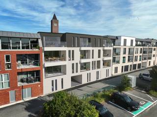 Residentie Sutto is een gloednieuw en kleinschalig woonproject in Zottegem. Het project telt 12 stijlvolle appartementen met één of twee slaapkamers, telkens voorzien van een privatief terras of een aangename tuin. Dankzij de zuidwestgerichte leefruimtes geniet u van overvloedig natuurlijk licht en een aangenaam wooncomfort, terwijl de slaapkamers bewust aan de rustige noordzijde werden ingepland. De doordachte indeling en de kwalitatieve afwerking maken van elk appartement een duurzame en toekomstgerichte woonst.
De ligging combineert het beste van de stad met de charme van de Vlaamse Ardennen. Op wandelafstand bevinden zich het station, winkels, scholen en het ziekenhuis, terwijl het gezellige stadscentrum en het groene Domein Breivelde op slechts enkele minuten liggen. Bovendien beschikt elke koper over een private parkeerplaats op de achterliggende, groen aangelegde parking met laadpalen voor elektrische wagens.
Wie vandaag investeert in Residentie Sutto, geniet van de unieke kans om aan te kopen aan het verlaagde btw-tarief van 6%, wat een aanzienlijk financieel voordeel betekent. Dit maakt het project niet alleen interessant voor starters en doorstromers, maar ook bijzonder aantrekkelijk voor investeerders. Residentie Sutto staat garant voor een stijlvolle woonbeleving, in een hedendaags project dat rust, comfort en bereikbaarheid harmonieus samenbrengt.