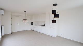 Op een toplocatie in het centrum van Roeselare, op wandelafstand van winkels, horeca en openbaar vervoer, bevindt zich dit prachtig afgewerkte nieuwbouwappartement gelegen op de derde verdieping in residentie "HOX". Dankzij de uitstekende ligging geniet u van alle voorzieningen binnen handbereik, terwijl u woont in een energiezuinig appartement met alle hedendaagse comfort.<br /><br />Het appartement is volledig nieuw, reeds geschilderd en instapklaar. De lichtrijke leefruimte is voorzien van stijlvolle verlichting en sluit aan op een volledig geïnstalleerde open keuken met kwalitatieve toestellen. Verder beschikt het appartement over één volwaardige slaapkamer, waar reeds gordijnen voorzien zijn, en een moderne badkamer uitgerust met een comfortabele inloopdouche.<br /><br />Een absolute troef is het ruime terras van maar liefst 18 m², waar u in alle rust kunt genieten van de buitenlucht.<br />Daarnaast is het appartement uitgerust met airconditioning, wat zorgt voor extra wooncomfort tijdens warme zomerdagen.<br />Bij het appartement hoort bovendien een autostaanplaats, te huur aan € 70/maand.<br /><br /><u>Beschikbaar</u> : Onmiddellijk<br /><u>Gemeenschappelijke kosten</u> : €60/maand<br /><br /><u>Op zoek naar een energiezuinig appartement met één slaapkamer?:</u><br />Ga naar de website www.dicasa.be, klik op het pand dat je wenst te huren en vul via de knop "Bezoek aanvragen" een kort profiel in. Daarna nemen we contact met je op voor een bezoek. Telefonisch kunnen er geen afspraken gemaakt worden.<br />