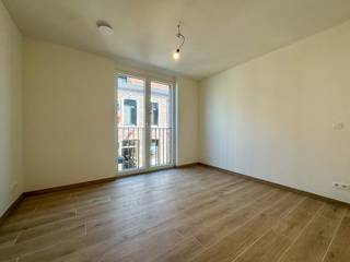 In de Stationsstraat te Bornem bieden wij dit prachtige nieuwbouwappartement op de eerste verdieping aan. Een energiezuinige en kwalitatief afgewerkte woonst waar comfort en hedendaags wonen centraal staan.<br /><br />Bij het betreden van het appartement kom je terecht in de lichtrijke leefruimte met grote raampartijen en een volledig uitgeruste open keuken. De leefruimte geeft rechtstreeks toegang tot het ruime terras, waar je in alle rust kan genieten van een aperitiefje.<br /><br />Verder beschikt het appartement over twee volwaardige slaapkamers, een praktische berging en een moderne badkamer uitgerust met een ruime inloopdouche en lavabo. Daarnaast is er een afzonderlijk toilet aanwezig.<br /><br />Ook op technisch en energetisch vlak is dit appartement volledig uitgerust met de nieuwste technieken. Zo geniet je van vloerverwarming in combinatie met een warmtepomp, een ventilatiesysteem type D en twee zonnepanelen.<br /><br />Daarnaast beschikt het appartement over een aparte fietsenberging. <br /><br />Er is eveneens de mogelijkheid om een autostaanplaats bij te huren voor € 100,00 per maand.<br /><br />De gemeenschappelijke kosten bedragen € 100,00 per maand.<br />Het appartement is beschikbaar vanaf 1 oktober.<br /><br />Het EPC is nog niet beschikbaar (nieuwbouw).<br /><br />Ben je op zoek naar een energiezuinig nieuwbouwappartement?<br />Contacteer ons gerust via bryann@julimmo.be of 0492 86 51 03.