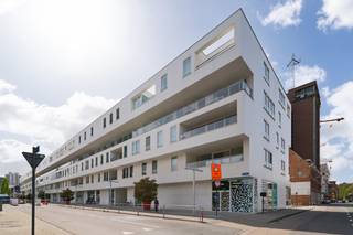 Nieuwbouwappartement gelegen in het project "Balk Van Beel" in de autovrije stadswijk "Tweewaters".<br /><br />Het appartement is gelegen op de derde verdiepingen en omvat een leefruimte , geïnstalleerde keuken, 1 slaapkamer met aansluitend de badkamer met bad/douche combinatie.<br />Daarnaast beschikt u over een opbergkelder, een autostaanplaats en een fietsenrek.<br /><br />het appartement is voorzien van een thuisbezorgingskast die toelaat dat goederen kunnen geleverd worden bij afwezigheid!<br />Gebouwd met kwalitatieve materialen, beschikt het gebouw over een zeer goed E-Peil (E60) en lage-energiescore (A), wat resulteert in lagere energie kosten zonder in te boeten aan comfort.<br /><br />Gelegen in de "Balk van Beel" vlakbij de Vaart in Leuven, kent dit appartement een uitstekende ligging. Zo woon je vlakbij het centrum met alle bijhorende faciliteiten en is de verbinding met het station van Leuven alsook met ring rond Leuven optimaal.<br />Ook de oprit naar zowel de E40 als de E314 zijn vlakbij.<br /><br />De huurprijs bedraagt € 1100 + €85 gemeenschappelijke kosten. Elektriciteit, water, verwarming en internet zijn individueel af te sluiten<br /><br />Dit appartement is beschikbaar vanaf 1/12/26 en kan gehuurd worden aan de hand van een korte termijn contract. Als u geïnteresseerd bent, kunt u zelf een afspraak inplannen via onze online agenda!
