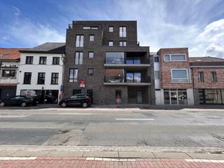 <p><strong>Bent u op zoek naar een nieuwbouwappartement met 2 slaapkamers te Wevelgem? <br />Dan is dit voor u!<br /><br />Mogelijkheid om aan te kopen aan 6% BTW</strong><br /> </p>
<ul><li><strong>Indeling van het appartement</strong></li></ul>
<p>inkom, apart toilet, berging, living, keuken, 2 slaapkamers, terras.</p>
<p>Mogelijkheid van garage en/of parking en/of berging bij te kopen.<br /><br />Zonnepanelen inbegrepen in de prijs.<br /><br />Foto's van de binnenkant zijn louter ter illustratie. Foto's zijn van een andere residentie van dezelfde bouwheer.</p>
<ul><li><strong>Voor meer info</strong> : Kweekstraat - Kortrijkstraat Wevelgem | ERA Nieuwbouw</li></ul>