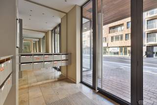 Dit lichtrijke 2-slaapkamerappartement ligt in het centrum van Roeselare, op wandelafstand van winkels, scholen, openbaar vervoer en...
