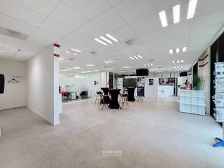Op zoek naar een professioneel kantoor op een <strong>uitstekend bereikbare en strategische locatie</strong>? Deze vernieuwde kantoorruimten, gerenoveerd in 2019, bevinden zich <strong>langs de Autobaan te Loppem, vlak aan de op- en afrit van de autosnelweg "E40"</strong>. Een absolute troef voor bedrijven die belang hechten aan een vlotte bereikbaarheid voor medewerkers, klanten en leveranciers.<br />De beschikbare kantooroppervlakten bedragen <strong>259 m² op het gelijkvloers</strong> en <strong>337 m² op de eerste verdieping</strong>, die bovendien gemakkelijk bereikbaar is met de aanwezige lift. Op de site is tevens <strong>voldoende parkeergelegenheid</strong>, met mogelijkheid tot <strong>laadinfrastructuur</strong>.<br /><br /><u><strong>INDELING:</strong></u><br /><u><strong><em>Gelijkvloers</em></strong></u>: kantoorruimte met diverse mogelijkheden voor open werkplekken, afzonderlijke kantoren en/of vergaderruimten, afhankelijk van de gewenste invulling.<br /><strong><em>Eerste verdieping</em></strong>: ruime en functionele kantooromgeving met plaats voor open werkplekken, afzonderlijke kantoorruimten en vergaderfaciliteiten - ingerichte keuken - sanitaire voorzieningen voor dames en heren. De verdieping is zowel via de trap als met de lift bereikbaar.<br /><br /><strong><u>AFWERKING</u>:</strong><br />De kantoorruimten werden in <strong>2019 grondig vernieuwd.</strong> De ruimten beschikken over een moderne, energiezuinige inrichting met onder meer <strong>LED-verlichting, vernieuwde airco-installatie en vloerverwarming</strong>. <br /><br /><strong><u>NUTSVOORZIENINGEN</u>:</strong><br />Elektriciteit - stadswater - riolering - verwarming - vernieuwde AIRCO-installatie - LED-verlichting - internet/telefonie - elektronisch toegangsbeheer - laadinfrastructuur op de site.<br /><br /><strong><u>LIGGING</u>:</strong><br />Een uitstekend bereikbare kantoorlocatie met directe nabijheid van de E40, een vlotte aansluiting op de E403/A17.<br /><strong>Lokale handelszaken, winkels en dagelijkse voorzieningen</strong>, waaronder Carrefour market LOPPEM op 200m en centrum van Lopppem op 1km.<br /><strong>Openbaar vervoer</strong>: bushalte op wandelafstand en station op 5km<br /><br /><u>* <strong>Bijzonderheden:</strong></u><br />- Vernieuwde kantoorruimten (renovatie 2019).<br />- Beschikbare oppervlaktes: <strong>259 m² op het gelijkvloers</strong> en <strong>337 m² op de eerste verdieping</strong>.<br />- Lift aanwezig!<br />- Voldoende parkeergelegenheid op de site, met mogelijkheid tot laden.<br />- De vermelde huurprijs is exclusief onroerende voorheffing, gemene kosten en parkings.<br />- Onze referentie <strong>O0152</strong> op <strong>www.centro.be</strong> of contacteer ons via <strong>050/70.01.02</strong> voor meer inlichtingen.