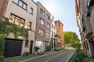 <p><span><span>This secure indoor parking space is ideal for those who want comfortable parking in the city, away from weather and traffic.</span></span><br />Perfectly<span><span>suited for neighborhood residents, commuters or as an additional parking solution downtown.</span></span></p>