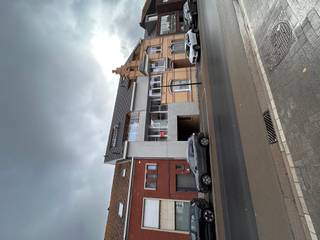 Appartement (100 m²) bestaande uit inkom, apart toilet, keuken en berging, eetruimte en living, 2 slaapkamers, badkamer, terras.+ zuid gerichte...