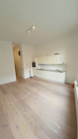 <p><span>Instapklaar appt met ruime slpk en bureel op leuke locatie nabij het Harmoniepark</span></p><p><span> </span></p><p><span>Ontdek dit super leuk appartement in een karaktervol gebouw en kleine residentie met weinig gemeenschappelijke kosten.</span></p><p><span>Het appartement is gelegen op de 1ste verdieping en bestaat uit een inkomhal, een ruime leefruimte met open keuken en prachtig lichtinval dankzij de grote hoge ramen en hoge plafonds. via de hal bereiken we een bureel (3x3m), een ruime (+/- 20 m²) slaapkamer en de moderne douchekamer met wc en lavabo. Tenslotte is er nog een aparte berging achter de slaapkamer en een privatieve kelder. Het appartement werd volledig gerenoveerd in 2018 en beschikt over o.a. nieuwe dubbele beglazing, vernieuwde elektriciteit, overal massieve eiken parket, een volledig geïnstalleerde keuken met ingebouwde toestellen en nog veel meer. Contacteer ons voor meer info of een bezoek VIA03 400 43 23</span></p><p><span> </span></p><p><span>+ Ideaal gelegen nabij centrum, openbaar vervoer, winkels en het Harmoniepark</span></p><p><span>+ Karaktervol gebouw</span></p><p><span>+ kleine residentie / lage alg. kosten</span></p><p><span>+ Ruime volumes</span></p><p><span>+ Tijdloos gerenoveerd</span></p><p><span>+ 2 slpks of slpk + bureel</span></p><p><span>+ Kelder</span></p>