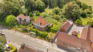 Deze te renoveren woning met aangename tuin is mooi en goed gelegen en biedt enorm veel potentieel.
Omheinde tuin, handige oprit, en een degelijke woonst met enorm veel mogelijkheden.
Grote aangename ruimtes met lichtinval, degelijke bouw, ideaal voor mensen op zoek naar een eigen project.
Bezoek na afspraak met Immo Beguin: info@immobeguin.be