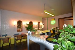 PLAN VIA VOLGENDE LINK UW BEZOEK IN ALSOOK UW GEGEVENS: https://demeester.mijnhuurprofiel.be/whise/7181392<br /><br />Schitterend gelegen handelsgelijkvloers met gevelbreedte van 10 m aan de Scheldekaaien. <br /><br />Mogelijks ruim terras te plaatsen met zuid-west oriëntatie op het brede voetpad.<br /><br />Commercieel top gelegen nabij Suikerrui. Momenteel ingericht als restaurant met bar, keuken en gezellige eetgelegenheid.<br />In de kelder bevinden zich een bergruimte en toiletten.