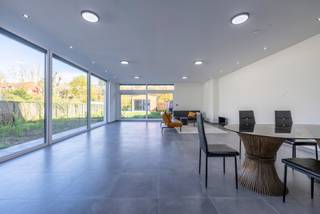 In een rustige, groene omgeving van Heusden vinden we deze volledig vernieuwde en instapklare woning, die uitblinkt in licht, ruimte en...