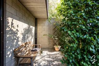 Prachtige architectenwoning met 4 slaapkamers, ruime garage en tuin.<br /><br />Deze alleenstaande woning biedt een aangename combinatie van ruimte, licht en comfort. De woning beschikt over een open, lichtrijke leefruimte met mooie voeling met de tuin en een ruime keuken.<br /><br />Op het gelijkvloers vindt u inkomhal, ruime leefruimte, keuken, apart toilet en bureauruimte/bibliotheek.<br /><br />De eerste verdieping telt vier slaapkamers en badkamer.<br /><br />De volledige onderkeldering, goede bereikbaarheid en gunstige epc zijn extra troeven.<br /><br />Kom je deze prachtige woning graag zelf ontdekken? <br />Contacteer Tom op 0471 59 40 43 of mail naar tom@cornelis-goeman.be