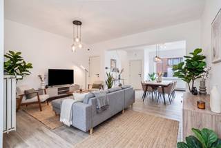TOPPER!<br /><br />Vlakbij alle invalswegen hebben we deze ruime instapklare woning mét uitweg en garage. <br /><br />Indeling: Op het gelijkvloers kom je binnen via de inkomhal met apart gastentoilet. De eetkamer en gezellige living sluiten naadloos aan op de open keuken, die uitgeeft op het terras. De eerste verdieping beschikt over een ruime slaapkamer, een aparte dressing en een badkamer met douche, ligbad, toilet en dubbel lavabomeubel. Op de tweede verdieping bevinden zich nog twee volwaardige slaapkamers, met toegang naar de extra zolderruimte.<br /><br />TROEVEN:<br />- EPC LABEL B = ENERGIEZUINIG! <br />- ELEKTRICITEIT CONFORM<br />- GARAGE + STAANPLAATS MET UITWEG<br />- VOLLEDIG ONDERKELDERD <br /><br />UC: 20220310-0002557835-RES-1<br />REF: AI/26007/K