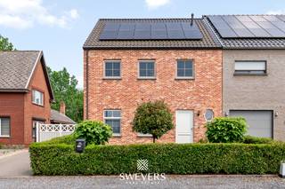 Voor meer info en foto’s, surf naar www.swevers.be – Deze instapklare halfopen bebouwing in de Verbindingsstraat 23 B in Beringen combineert ruimte, comfort en energiezuinig wonen op een vlot bereikbare locatie. De woning werd gebouwd in 2016, is uitstekend onderhouden en biedt een bewoonbare oppervlakte van 204 m² op een perceel van 324 m². Dankzij de moderne afwerking en praktische indeling voelt u zich hier meteen thuis.<br />De lichtrijke leefruimte van 39 m² sluit mooi aan op de moderne keuken van 15,36 m² met centraal kookeiland en voldoende werk- en bergruimte. Aansluitend bevindt zich een praktische berging met aansluitingen voor wasmachine en droogkast. Op de eerste verdieping vindt u drie slaapkamers, waarvan twee ruime kamers van telkens 14,38 m². De derde kamer is ideaal als kinder-, bureau- of dressingruimte. De badkamer beschikt over een ligbad en dubbele wastafel. Extra comfort wordt geboden door een apart toilet op de verdieping.<br />Via de vaste trap bereikt u de ruime zolder van 40 m², perfect als hobbyruimte, extra opslag of toekomstige uitbreiding. Ook technisch scoort deze woning sterk met zonnepanelen geplaatst in 2023, twee airco’s, vliegenramen, regenwaterrecuperatie en voorbereidende bekabeling voor een alarmsysteem. De oostgerichte tuin zorgt voor aangenaam natuurlijk licht en een fijne buitenbeleving. Openbaar vervoer, scholen, winkels en ontspanning bevinden zich vlakbij en de snelwegen bereikt u op slechts 3 kilometer. Voor meer informatie, bel 011 255 155. Bron bewoonbare oppervlakte: EPC – verslag.