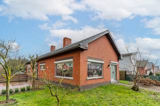 <p><strong>Instapklare gelijkvloerse woning in rustige verkaveling nabij centrum Beerse</strong></p>
<p>In een aangename en bijzonder rustige verkaveling, op wandel- en fietsafstand van het centrum en alle dagelijkse voorzieningen van Beerse, bevindt zich deze instapklare gelijkvloerse laagbouwwoning. De woning is gelegen op een mooi perceel van ca. 494 m² met comfort én potentieel voor verdere modernisatie.</p>
<p>Bij het betreden van de woning kom je in de inkomhal die toegang geeft tot de lichtrijke leefruimte. Dankzij de vele raampartijen geniet je hier van een aangename natuurlijke lichtinval.</p>
<p>Aansluitend bevindt zich de eigentijdse keuken, volledig uitgerust met de nodige toestellen en voldoende werk- en bergruimte.</p>
<p>Naast de keuken vind je een praktische bijkeuken met plaats voor wasmachine en droogkast, – een functionele en aangename extra ruimte.</p>
<p>De woning beschikt verder over drie volwaardige slaapkamers, een badkamer met douche en wastafel, een apart gastentoilet en een zolderverdieping die ideaal is als extra bergruimte.</p>
<p>Buiten is het heerlijk vertoeven in de ruime, privatieve tuin. De vrijstaande, ruime garage en carport bieden tal van mogelijkheden voor hobbyisten, opslag of extra parkeerruimte.</p>
<p><strong>Troeven van deze woning:</strong></p>
<ul>
<li>Rustige en kindvriendelijke buurt nabij het centrum</li>
<li>Gelijkvloers wonen – ideaal zonder trappen</li>
<li>Lichtrijke leefruimte</li>
<li>Vrijstaande grote garage en carport</li>
<li>Zeer goed onderhouden en instapklaar, met modernisatiemogelijkheden</li>
</ul>
<p>Deze woning vormt de ideale basis voor wie comfortabel en rustig wil wonen, met alle faciliteiten van Beerse binnen handbereik. Een perfecte gezinswoning of een uitstekende keuze voor wie gelijkvloers wenst te wonen in een aangename omgeving.</p>