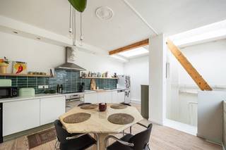 <p><span> </span></p><p><span>Op zoek naar een charmant huis in het historisch centrum, met véél licht en leuke ruimtes? Dan is dit karaktervolle pand in de Rozenstraat misschien wel jouw nieuwe thuis. Je krijgt hier instapklaar comfort én alles binnen handbereik.</span></p><p><span> </span></p><p><span>Karaktervol &amp; comfortabel</span></p><p><span>Je komt binnen in de inkomhal met een retro tegelvloer in grijs-wit hexagoon motief, die meteen charme uitstraalt. Achter de eerste deur ontdek je een multifunctionele ruimte op een lichte parketlaminaat, die perfect dienst kan doen als atelier of stockageruimte, maar evengoed als bureau, hobbykamer of zelfs als co-housing leefruimte. Er is een wastafel, een sierschouw in marmer én toegang tot de kelder (met stahoogte) via een luik voorzien. In de gang vind je nog een gastentoilet.</span></p><p><span> </span></p><p><span>Zalig wonen &amp; slapen</span></p><p><span>Op de eerste verdieping heb je een verrassend grote slaapkamer op witgeschilderde planchetten vloer, met ingemaakte rekkenwand. De ruimte baadt in het licht dankzij grote ramen en heeft een slim ingewerkte vensterbankkast met verwarming. Ensuite vind je een badkamer met houten vloer, rechthoekige wastafel, bidet, toilet en een volledig betegelde douche.</span></p><p><span>Een verdieping hoger ligt de gezellige woonkamer, opnieuw op een (deze keer opgeschuurde) houten planchetten vloer. De witte bakstenenmuur, open haardmantel in marmer en op maat gemaakte ingebouwde kasten zorgen voor sfeer en praktisch comfort. Het voelt hier warm, persoonlijk én huiselijk aan.  </span></p><p><span>Op de derde verdieping kom je in de grote, lichte keuken met trendy groene wandtegel, witte kasten, een dubbele spoelbak, kunststof werkblad, inductievuur, combi-oven, dampkap en ingebouwde vaatwasser. Dankzij de lichtkoepel en twee grote ramen heb je hier de hele dag natuurlijk licht. Ook is er ruimte voor een eettafel en zelfs een loungehoekje aan het raam.</span></p><p><span> </span></p><p><span>Leven in het hart van Antwerpen</span></p><p><span>Je woont hier in een rustige straat tussen de Ossenmarkt en het Eilandje, op wandelafstand van de universiteiten, Rooseveltplaats, het Centraal Station en de levendige Meir. Buurtwinkels, horeca en openbaar vervoer zijn overal vlakbij, maar dankzij de autoluwe straat is het hier verrassend stil.</span></p><p><span> </span></p><p><span> </span></p><p><span> </span></p>