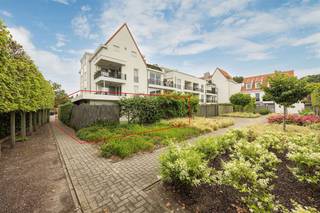 <p><span>Appartement de plain-pied prêt à emménager avec jardin</span></p><p><span> </span></p><p><span>* Agencement : hall d'entrée avec porte de sécurité et penderie encastrée, spacieux salon au sol carrelé de céramique, cuisine ouverte avec </span></p>