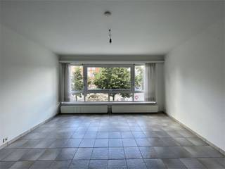 Gezellig appartement te huur in het hartje van Halle, met alles binnen handbereik!<br />Het appartement biedt: een open leefruimte dat aansluit aan de geïnstalleerde keuken, 2 slaapkamers met toegang tot het terras achteraan, een badkamer uitgerust met bad en lavabo en aansluitingen voor zowel een wasmachine als een droogkast en een apart toilet. Geniet van de buitenlucht met 2 terrassen! <br />Het appartement heeft een ideale ligging, gelegen in het bruisende stadscentrum van Halle, met winkels, restaurants, en openbaar vervoer op wandelafstand.<br /><br />Dit appartement biedt alles wat je nodig hebt voor comfortabel en stedelijk wonen. Voor meer informatie of om een bezichtiging in te plannen, neem contact met ons op 02/356.61.60 of info@destryker.be!<br />