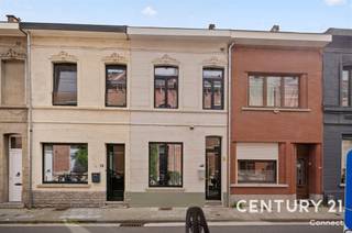 <p><strong>Uniek wonen in dé Pleinstraat te Heverlee</strong></p><p><span>Deze instapklare energiezuinige eengezinswoning gelegen in dé Pleinstraat te Heverlee, Leuven werd in 2023 gerenoveerd en combineert hedendaags wooncomfort met een uitstekende centrale ligging. De woning beschikt over vier slaapkamers, twee badkamers en legt daarbij de focus op het ruimtelijk gevoel en kwaliteitsvolle materialen. </span></p><p><span>Dankzij de zuidoostelijke oriëntatie geniet de woning van een aangename lichtinval en veel natuurlijke zon. De aanwezigheid van zonnepanelen draagt bij aan een energiezuiniger verbruik, terwijl de airconditioning voor extra comfort zorgt tijdens warme zomerdagen. Door de recente renovatie is de woning volledig instapklaar en kan ze zonder bijkomende werken in gebruik worden genomen.</span></p><p><span>De ligging in de Pleinstraat is bijzonder aantrekkelijk. Deze residentiële straat bevindt zich op korte afstand van het stadscentrum van Leuven en vormt samen met de Bierbeekstraat een levendige en goed bereikbare wijk. Belangrijke invalswegen liggen vlakbij, net als de Philipssite, en zowel het centrum als het station zijn vlot bereikbaar met de fiets of te voet. Ook het openbaar vervoer is uitstekend voorzien, met bushaltes in de nabije omgeving. <strong>Achteringang fietsen aanwezig !! </strong></span></p><p><span><span><strong>Deze woning is dan een ideale keuze voor wie op zoek is naar een comfortabele en energiezuinige stadswoning. Interesse? maak vandaag nog uw afspraak, bel of mail onze vastgoedmakelaar Jacky op 0495 534 649 of </strong></span></span><span><span><strong>jacky@connect-immo.be</strong></span></span><span><span><strong> </strong></span></span></p><p><span>EPC: 99 Kwh/m² - UC: 20230118-0002783820-RES-1</span></p><p><span>Wg-Gdv-Gvkr-Gvv</span></p>
