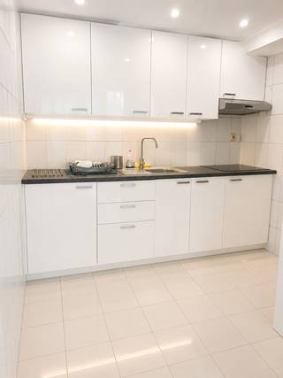 <p><strong><span>Modern 1-slaapkamerappartement te huur in het hart van Antwerpen</span></strong></p>
<p><span>Op zoek naar een comfortabel appartement op een toplocatie? Dit stijlvolle appartement met </span><strong><span>1 slaapkamer en 1 badkamer</span></strong><span> is gelegen in het bruisende centrum van Antwerpen, op wandelafstand van winkels, restaurants, cafés, openbaar vervoer en alle voorzieningen die de stad te bieden heeft.</span></p>
<p><span>Het appartement beschikt over een lichte woonkamer, een volledig uitgeruste keuken, een ruime slaapkamer en een moderne badkamer. Dankzij de centrale ligging is dit de ideale woonst voor een alleenstaande of een koppel die wil genieten van het stadsleven.</span></p>