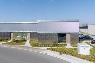 Combinatie van een KMO-unit van 170 m² samen met een volledig ingerichte unit van 288 m² die werd omgevormd tot showroom met kantoren, ideaal...