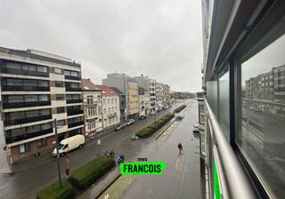 Dit ruime 2-slaapkamer appartement met prachtig zicht is gelegen in de mooie Koninginnelaan. Binnen het centrum van de stad en tussen het Maria Hendrikapark en de zeedijk is het hier fantastisch verblijven. Het appartement is gelegen op het derde verdiep en geniet van een open vergezicht richting de 3 gapers. Het appartement werd volledig gerenoveerd en is voorzien van alle comfort. Er is zowel vooraan als achteraan een terras aanwezig, het terras vooraan en de ruime woonkamer genieten van heel veel zon en een prachtig zicht. <br /><br />Naast de huurprijs komt er som van 75 EURO voor de algemene kosten + 75 EURO warm/koud water en gasverbruik.<br /><br />Aarzel niet en leg onmiddellijk uw bezoek vast !<br /><br />