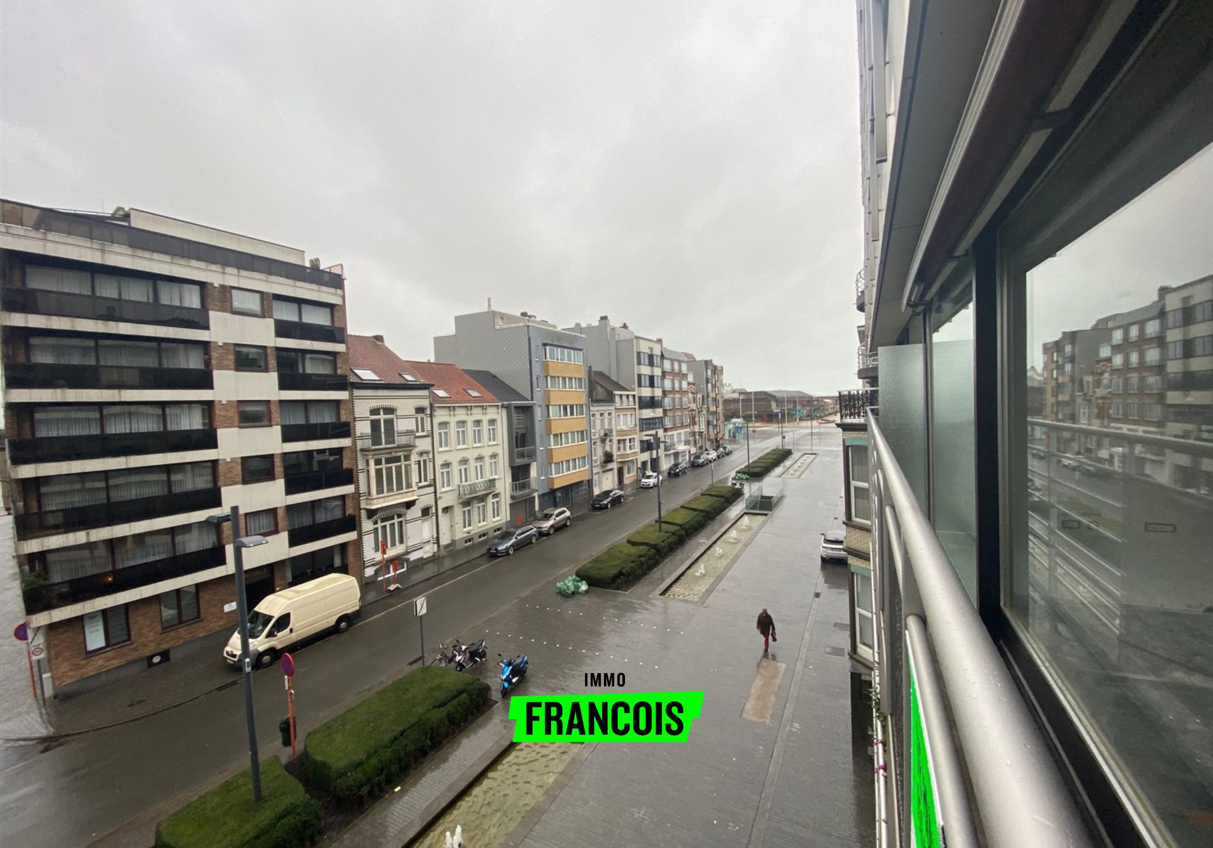 Ruim 2-slaapkamer appartement vlak bij strand met open zicht te Oostende. - foto 1