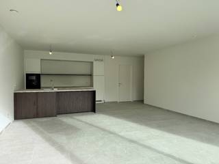 Een landelijke setting, moderne uitstraling en hoogwaardige materialen, dat is het minste wat je van residentie Michel & Maurice mag verwachten. Dit nieuwbouwproject in het hartje van Wielsbeke zal heel wat puntjes op je verlanglijstje afvinken. Of je nu op zoek bent naar een startersflat, een gezinswoning of een goede investering, je vindt het hier. De residentie biedt zowel één-, twee- als drieslaapkamerappartementen waarin praktisch wooncomfort centraal staat. Alle flats beschikken over een mooi zonneterras met zicht op de gezellige binnentuin, het kloppend hart van de residentie. De ideale plek om je buren te ontmoeten en zwoele zomeravonden door te brengen.<br /><br />De open indeling geeft elk appartement een erg ruimtelijk gevoel. Ben je een eerder een stadsmens? Ga dan voor een appartement aan de Rijksweg en volg wat er leeft in Wielsbeke, zelfs vanuit je luie stoel. Heb je het meer voor rust en ruimte? Dan zal het weidse uitzicht van de appartementen in de Molenstraat je zeker charmeren.<br /><br />In residentie Michel & Maurice is er voor elk wat wils!<br /><br />Ontdek het zelf en vraag hier verdere info aan.