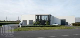 <strong>UNIEKE OPPORTUNITEIT! </strong>Build-to-suit bedrijfsgebouw van ca. 1.250 m² op een <strong>toplocatie </strong>in Boom, vlakbij de op- en afrit van de A12 (Antwerpen-Brussel). Het gebouw wordt <strong>volledig op maat </strong>van uw onderneming gerealiseerd en biedt een combinatie van magazijnruimte en kantoren.<br /><br />Zowel de indeling als de afwerking zijn <strong>volledig te bepalen </strong>volgens uw wensen en noden. Ook alle technische voorzieningen zijn bespreekbaar, van de vrije hoogte en sectionale poorten tot laadkades en andere gewenste voorzieningen.<br /><br />Build-to-suit op een toplocatie, volledig afgestemd op uw behoeften. <strong>Alles is bespreekbaar!</strong><br /><br />Contacteer <strong>PANORAMA B2B ANTWERPEN</strong> voor meer informatie, bijkomende (technische) inlichtingen of plannen via <strong>0477 911 000</strong>.