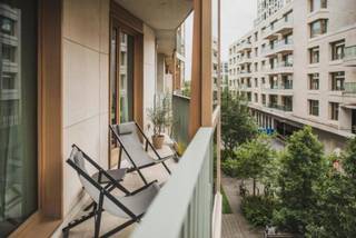 One-bedroom in recent building designed by architects Robbrecht and Daem, with huge terrace.<br /><br />Ideally located near the South, walking to the Scheldt quays, but also conveniently close to major roads. <br /><br />Open living space with plenty of sunlight with the added bonus of a spacious terrace with a closed and open area, a perfect extension of the living space. A fully fitted kitchen with all the usual appliances. A spacious bedroom with ensuite bathroom with shower and sink. Separate toilet and storage room with connection for washing machine and dryer. <br /><br /><br />In short, ideal accommodation for purebred city sparrows who love Antwerp's hustle and bustle.<br /><br /><br />Advantages:<br />- Wooden floors with underfloor heating <br />- prime location near the arterial roads<br />- spacious terrace with closed and open area so you can enjoy every season, whether sunny or rainy.