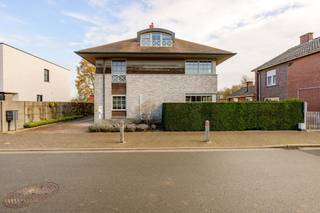 Op een uiterst rustige locatie (doodlopende straat) en op wandelafstand van het centrum kunt u dit appartement (type penthouse/duplex) terugvinden...