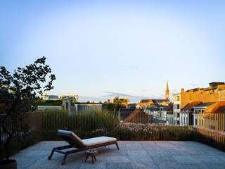<p><strong>Hoogwaardig afgewerkte appartementen rond een betoverende stadstuin</strong><br />Een harmonieuze combinatie van stedelijke dynamiek en zalige rust. Het project bestaat uit 32 appartementen, verdeeld over drie gebouwen, wat zorgt voor een kleinschalige en geborgen sfeer.</p>
<p>De architectuur van Verhamme De Vel geeft het geheel een sterk karakter, geïnspireerd op de historische omgeving. Door de opdeling in woonvolumes op menselijke schaal krijgt het project een intieme uitstraling.</p>
<p>De tuin- en landschapsarchitectuur van Koen Aerts (Archi-verde) zorgt voor een gelaagd spel van groene haagranden en transparante boomkruinen: een prachtige, groene binnentuin — een zeldzame luxe in de stad.</p>
<p>Bovendien is het project uiterst duurzaam en toekomstbestendig, met een E-peil lager dan 20 en volledig fossielvrij.</p>
<p>Parking mogelijkheid en berging.</p>
<p>Aankoop onder 6% mogelijk alsook 100% vrijstelling onroerende voorheffing gedurende 5 jaar.</p>