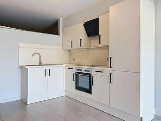 Le moyen le plus rapide pour visiter cet appartement ? Demandez votre visite via le bouton rouge de notre site Web (www.dewaele.com) et vous serez contacté par l'un de nos experts en location. Si vous avez d'autres questions, veuillez nous contacter par téléphone au 0474 49 46 70.<br /><br />Prêt à emménager, appartement d'une chambre au rez-de-chaussée avec un centre-ville à proximité du centre de Roeselare.<br /><br />La disposition de l'appartement est la suivante :<br />- Entrée avec toilettes séparées<br />- Espace de vie<br />- Cuisine équipée avec évier, four et cuisinière avec hotte<br />- Chambre<br />- Salle de bain avec double vasque dans les meubles et douche<br />- Local de rangement avec raccordement pour machine à laver<br />- Cours urbain<br /><br />Caractéristiques supplémentaires :<br />- Appartement prêt à emménager<br />- Faible consommation d'énergie<br />- Situé au centre, à proximité des transports en commun, des commerces, du centre, des écoles,...<br /><br />Possibilité de louer un emplacement (adjacent à la terrasse) : 30 euros/mois<br /><br />Cet appartement à louer à Roeselare vous intéresse ? N'hésitez pas à nous contacter.