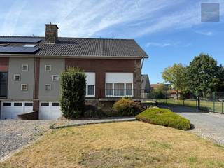 Met zijn leuke indeling en vintage stijl biedt deze woning zeer veel mogelijkheden.<br />Momenteel situeren alle leefruimtes zich op één verdiep, maar de zolderverdieping biedt voldoende uitbreidingmogelijkheden.<br />Gezien de woning ook grotendeels onderkelderd is, is er aan extra ruimte geen gebrek.<br />Indeling :<br />- ruime inkomhall met mogelijk tot plaatsen vaste trap<br />- gastentoilet<br />- ruime en lichtrijke living in L-vorm (45m²)<br />- keuken<br />- vernieuwde badkamer met ligbad en douche<br />- twee slaapkamers (13 &amp; 20m²)<br />- kelderverdieping met garage, wasplaats en berging<br />- zolderverdieping met mogelijkheid bijkomende slaapkamers<br />Rondom de woning bevindt zowel vooraan, als achteren een oprit- en tuingedeelte.<br />Maak nu uw afspraak om deze leuke woning en haar mogelijkheden te ontdekken.