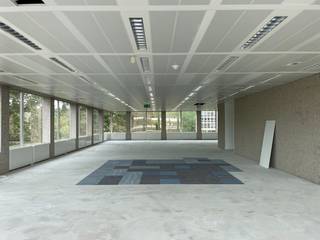 Fenomenaal gelegen kantoorruimte met een oppervlakte van 795 m² te huur langs de bedrijvige Terhulpsesteenweg te Watermaal-Bosvoorde en op amper 50 m van station Bosvoorde. Het lichtrijke kantoor situeert zich op de derde verdieping van het gerenoveerde en zeer kwalitatieve kantoorgebouw 'La Hulpe' bestaande uit 6 verdiepingen en voorzien van oa. een receptie, airco, vergaderzalen, een restaurant, fitness, ondergrondse parking, elektrische fietsen (huurders kunnen hier gratis gebrik van maken) en dit alles in een groene omgeving. Het plaatsen van oa. zonnepanelen en laadpalen staat op de planning. Nog één andere oppervlakte mogelijk: 206 m² instapklare kantoren op de 6e verdieping. Contacteer PANORAMA voor bijkomende inlichtingen, plannen of een vrijblijvend plaatsbezoek 02 420 00 00.