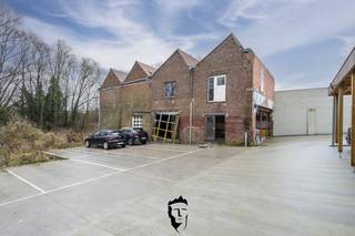 Welkom in de Kortrijksesteenweg 138 waar we deze te renoveren loods terugvinden. Achteraan de nieuwbouwresidentie situeert zich deze loods van 400...