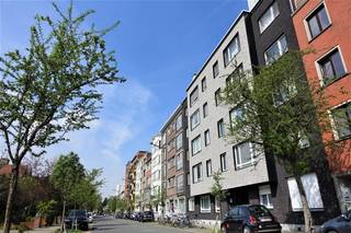 <p><span>Patijntjestraat 132: Op zoek naar een</span><span> gezellig appartement te huur nabij Gent Station? </span><span>Dan is dit pand mogelijk iets voor u.</span></p><p><span> </span></p><p><span>De belangrijkste troeven in een notendop:</span></p><ul><li><span>Gunstige locatie tussen Station Gent-Sint-Pieters en stadscentrum</span></li><li><span>Gelegen in een rustige groene straat, nabij de blaarmeersen</span></li><li><span>Droogzolder voorzien in gebouw</span></li><li><span>Inclusief ruime kelderberging</span></li></ul><p><span> </span></p><p><span>Indeling:</span></p><p><span>Inkomhal, leefruimte, halfopen keuken (gasvuur, vaatwasmachine, dampkap, oven), 2 slaapkamers waarvan 1 toegang geeft tot de badkamer (bad-douche combinatie, toilet, lavabo, aansluiting wasmachine) met aansluitend een grote opbergruimte, apart toilet. </span></p><p><span>Inclusief kelderberging</span></p><p><span> </span></p><p><span>Beschikbaar vanaf 01/10/2026. Domicilie verplicht.</span></p><p><span>Huurprijs: € 900 + € 150 provisie algemene kosten en verwarming. EW afzonderlijk af te rekenen.</span></p><p><span> </span></p><p><span>Neem contact op met Axel Lenaerts makelaars voor een bezoek via onze website.</span></p><p><span> </span></p>