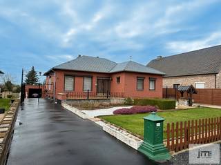 Deze goed onderhouden woning gelegen in een rustige buurt in Alken op een perceel van 11a 66 heeft een ruime zuid-gerichte tuin en biedt goede verbindingen naar de omliggende steden.<br /><br />Bij binnenkomst komt u in de inkomhal met een apart toilet. Aan de linkerkant ligt de ruime woonkamer. Aan de rechterkant van de hal vindt u drie slaapkamers, een badkamer en de trap naar de grote kelder.<br />De keuken ligt aan de achterzijde van de woning en geeft ook toegang tot de woonkamer, waardoor alles mooi verbonden is. Vanuit de keuken komt u in de veranda en vandaar kan u rechtstreeks naar de grote tuin. <br />De kelder strekt zich uit onder de volledige woning en is opgedeeld in verschillende kamers, hier bevinden zich onder andere de wasplaats en de CV-ruimte. De zolder is bereikbaar via een luik.<br /><br />De tuin is voorzien van enkele tuinhuizen en een garage, die extra opslag- en parkeerplek bieden.<br />De woning is voorzien van rolluiken aan de meeste ramen en de muren zijn geïsoleerd. Er is ook reeds een eerste laag van dakisolatie voorzien.<br /><br /><span>*De vermelde oppervlaktes zijn indicatief. JM Vastgoed kan niet verantwoordelijk gesteld worden voor de juistheid van de verstrekte gegevens.</span>
