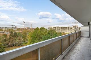 <p>Ideaal gelegen aan de Helihavenlaan 32, in de onmiddellijke nabijheid van de wijk Tour & Taxis, het centrum van Brussel, winkels en openbaar vervoer, bieden wij u dit mooie appartement van 75 m² aan, gelegen op de 6e verdieping van een gebouw met 12 verdiepingen. Het appartement bestaat uit een aangename en lichtrijke woonkamer met toegang tot een ruim terras met vrij uitzicht, een volledig uitgeruste keuken, twee slaapkamers en een badkamer.EPC-label C. Aarzel niet om contact met ons op te nemen om snel een bezichtiging in te plannen!</p>