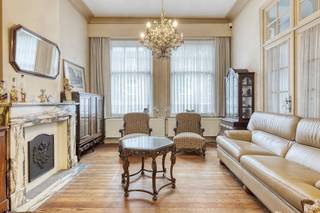 Ce manoir de caractère est à vendre au pied des célèbres forteresses d'Ypres et à deux pas de la Grote Markt. Un bâtiment unique avec de nombreux éléments authentiques, des espaces spacieux, 5 à 6 chambres et avec tous les magasins, écoles et restaurants confortables accessibles à pied.<br />L'âme authentique de la maison est préservée dans les hauts plafonds, les planchers (en bois) de caractère, les cheminées,...<br />Un certain nombre de travaux majeurs ont déjà été réalisés, tels que la restauration de la façade et la rénovation complète de la toiture. <br /><br />Ce qui rend cette offre vraiment exceptionnelle, c'est que la vente comprend également l'espace attenant au rez-de-chaussée avec un jardin de ville et un garage. Cela vous permet d'agrandir la terrasse actuelle de la ville.<br />Cet espace supplémentaire comprend un garage privé et un espace multifonctionnel situé derrière celui-ci. Idéal pour ceux qui recherchent une combinaison de vie et de travail (cabinet, bureau, profession libérale), un studio de création ou un studio indépendant.<br /><br />Composé de :<br /><br />1) De Monstraat 13 - Ypres :<br />Rez-de-chaussée : <br />Hall d'entrée spacieux - Salon lumineux - Cuisine équipée avec coin repas et véranda donnant sur la terrasse de la ville (qui peut être agrandie pour inclure la maison mitoyenne n° 15) - Toilettes séparées - Bureau/rangement.<br /><br />Le bâtiment possède un sous-sol complet. Le sous-sol est un espace multifonctionnel pouvant servir d'espace de travail, de rangement, de buanderie,...<br /><br />Premier étage : <br />Hall de nuit - Trois chambres spacieuses - Toilettes séparées - Salle de bain équipée.<br /><br />Deuxième étage : <br />Hall de nuit - deux chambres et une pièce de rangement pouvant également être utilisée comme chambre supplémentaire.<br /><br />Loft<br /><br />De Montstraat 15 à Ypres :<br />terrasse de ville (peut être agrandie pour inclure la terrasse de la maison, n° 13) - studio - garage<br /><br />Les avantages de cette propriété à vendre :<br />* Garage en plein centre<br />* Possibilité d'agrandir le jardin de la ville<br />* 6 chambres<br />* Pratique supplémentaire, bureau, studio,... <br />* Possibilité de louer un B&B<br /><br />Une opportunité rare pour les amoureux de l'espace, de l'authenticité et de la vie centrée sur le centre-ville d'Ypres.<br /><br />Vous souhaitez découvrir ce manoir ? Contactez-nous dès aujourd'hui pour une visite.<br /><br />Registre des mesures: non<br /><br />Les images générées par l’IA sont fournies en guise d'inspiration. Elles ne tiennent pas compte des spécifications techniques, ni des renseignements urbanistiques, ni des possibilités concrètes de réalisation.
