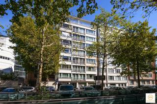 <p><span>Het groene Stadspark om de ene hoek en het theaterplein om de andere hoek. Het Centraal Station, gezellige markten en trendy restaurants op korte afstand maakt dat dit stadsappartement een echte aanrader is. Dit prima onderhouden doch op te frissen appartement van ca 110 m² bew.opp. is prima ingedeeld met een lichte leefruimte op parket aan de straatkant. Een te vernieuwen keuken en badkamer, vestiare en gastentoilet. Drie volwaardige kamers aan de achterzijde. Een gemeenschappelijke fietsenstalling beneden en ook voor uw wagen is er een oplossing. Deze kan je kwijt op een huurplaats in de ondergrondse parking van de Nationale Bank (over je deur!).</span></p><p><span> Karaktervolle appartement op een topligging!</span></p>