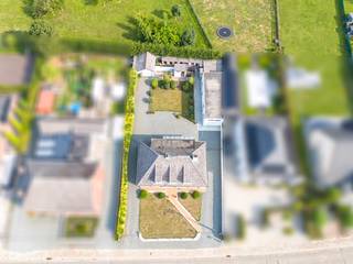 Deze eigendom is gelegen langsheen de Molenkouter, op wandelafstand van het bruisende centrum van Sint-Lievens-Houtem. Er bevindt zich een...