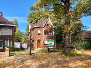 Klassieke woning op een centrale ligging op wandelafstand van het dorp en de Antwerp International School (A.I.S)Indeling:Gelijkvloers: Inkomhal op...