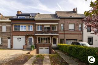 <p><span>Te renoveren woning met tal van mogelijkheden op wandelafstand van het centrum van Kontich</span></p><p><span>Deze te renoveren woning is gelegen op een perceel van 237,9 m² en bevindt zich op een uitstekende locatie op wandelafstand van het centrum van Kontich. Winkels, scholen, openbaar vervoer en andere voorzieningen bevinden zich allemaal in de nabije omgeving.</span></p><p><span>De woning biedt dankzij haar indeling en structuur tal van mogelijkheden. Bovendien kan de ruime zolderverdieping nog verder worden ingericht, bijvoorbeeld als extra slaapkamers, hobbyruimte of bijkomende badkamer.</span></p><p><span> </span></p><p><span> </span></p><p><span>Indeling</span></p><p><span>Gelijkvloers<br />Bij het binnenkomen vinden we een leefruimte met aansluitend de gesloten keuken en een apart toilet. Vanuit de leefruimte is er rechtstreeks toegang tot de tuin.</span></p><p><span> </span></p><p><span>Tuin<br />De woning beschikt over een aangename tuin met een goede privacy. De rechtstreekse toegang vanuit de leefruimte zorgt voor een mooie verbinding tussen binnen en buiten</span></p><p><span>.</span></p><p><span>Eerste verdieping<br />Op de eerste verdieping bevinden zich twee ruime slaapkamers en de badkamer.</span></p><p><span> </span></p><p><span>Zolder<br />De zolderverdieping is momenteel bereikbaar via een trektrap en biedt nog heel wat potentieel. Mits de nodige renovatiewerken kan deze ruimte bijvoorbeeld worden ingericht als extra slaapkamers, een badkamer, hobbyruimte of bureauruimte.</span></p><p><span> </span></p><p><span>Kelderverdieping (-1)<br />De ondergrondse verdieping beschikt over een ruime garage en een praktische bergplaats, wat zorgt voor extra opslag- en parkeermogelijkheden.</span></p><p><span> </span></p><p><span>Constructie</span></p><p><span>De woning beschikt over een betonconstructie, wat een stevige basis vormt voor de verdere renovatie en inrichting.</span></p><p><span> </span></p><p><span>Oprit: </span></p><p><span>De oprit biedt plaats voor meerdere auto's.</span></p><p><span> </span></p><p><span>Troeven</span></p><ul><li><span>Aantrekkelijke en uitnodigende voorgevel</span></li><li><span>Perceel van 237,9 m²</span></li><li><span>Garage met oprit voor meerdere auto's.</span></li><li><span>Ruime garage en bergplaats</span></li><li><span>Twee ruime slaapkamers op de eerste verdieping</span></li><li><span>Zolder met mogelijkheden tot uitbreiding</span></li><li><span>Privacyvolle tuin</span></li><li><span>Tal van renovatie- en indelingsmogelijkheden</span></li><li><span>Gelegen op wandelafstand van het centrum van Kontich</span></li><li><span>Winkels, scholen en openbaar vervoer vlot bereikbaar</span></li></ul><p><span>Een interessante woning voor wie op zoek is naar een renovatieproject met uitbreidingsmogelijkheden en een centrale ligging in Kontich.</span></p><p><span> </span></p><p><span>Renovatieplicht</span></p><p><span>Dit pand is onderhevig aan de renovatieverplichting die door de Vlaamse overheid wordt opgelegd voor residentiële gebouwen.<br />Consulteer voor meer informatie :<br />https://www.vlaanderen.be/een-woning-kopen/renovatieverplichting-voor-residentiele-gebouwen<br />Het lage energiepeil kan aangewend worden om bij renovatie gebruik te maken van verschillende renovatiepremies.</span></p><p><span> </span></p>