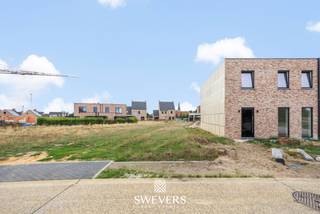 Voor meer info en foto’s, surf naar www.swevers.be – Op de Koopman lot 23 in Bree ligt in een rustige, kindvriendelijke verkaveling met weinig doorgaand verkeer. Een aangename omgeving voor gezinnen, met school, winkels en openbaar vervoer vlot bereikbaar. Het perceel heeft een oppervlakte van 328 m², een breedte van 10,02 meter en een diepte van 29,38 meter. Daardoor is er voldoende ruimte voor een comfortabele woning én een volwaardige tuin. Halfopen bebouwing is mogelijk, onder voorbehoud van het bekomen van de nodige vergunningen. Ook qua bouwstijl zijn er verschillende mogelijkheden. Zowel een moderne woning met plat dak als een landelijke woning met hellend dak is toegelaten. De verkavelingsvoorschriften bepalen het kader en kunnen vooraf geraadpleegd worden via de downloadsectie. De zuidgerichte tuin is een extra troef en biedt mooie mogelijkheden voor een zonnig terras en een lichtrijke leefruimte. De school ligt op circa 700 meter, winkels en openbaar vervoer op ongeveer 500 meter en ontspanningsmogelijkheden op ongeveer 1 kilometer. De dichtstbijzijnde snelwegen bevinden zich op circa 20 kilometer. Een interessante bouwgrond voor wie rustig en gezinsvriendelijk wil wonen in Bree, met alle dagelijkse voorzieningen dichtbij. Voor meer informatie, bel 011 255 155.