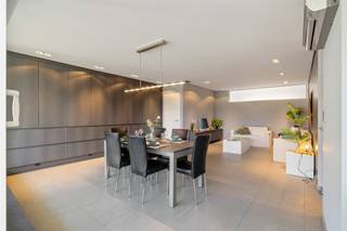 In dit recent duplex-appartement geniet u van rust en een prachtig zicht op een parktuin van 70 are.Het appartement heeft een ruime eetplaats,...