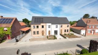 <span><span><strong>MONO</strong><br />Residentieel wonen in het rustige Bovekerke (op de kruising van Kortemark, Diksmuide en Koekelare) op een groot perceel met west-oriëntatie.<br /><br /><strong>MONO is een kleinschalig en uiterst energiezuinig nieuwbouwproject</strong> bestaande uit 3 gekoppelde woningen in landelijke stijl gelegen langs de Noordstraat en één moderne villa gelegen langs Moscou. Alle woningen worden opgeleverd met 3 ruime slaapkamers (mogelijkheid tot het inrichten van een vierder slaapkamer bij de gekoppelde woningen), parkeergelegenheid en mogelijkheid tot het plaatsen van een carport. <br /><br /><strong>Comfort, energiezuinigheid, kwaliteit en een unieke ligging </strong>zijn de eigenschappen van deze kleinschalige realisatie.<br /><br />Tijdens de ontwerpfase werd veel aandacht geschonken aan enerzijds de energiezuinigheid en anderzijds het wooncomfort van de bewoners:</span></span>
<ul>
<li><strong><span><span>Praktische indeling;</span></span></strong></li>
<li><strong><span><span>veel lichtinval;</span></span></strong></li>
<li><strong><span><span>smart air systeem, zowel verwarming als koeling (airco);</span></span></strong></li>
<li><strong><span><span>warmtepomp met zonnepanelen; </span></span></strong></li>
<li><strong><span><span>…</span></span></strong></li>
</ul>
<span><span>Op deze manier is het zowel binnen als buiten aangenaam vertoeven.<br /><br /><u><strong>Indeling:</strong></u> Op het gelijkvloers bevinden zich de mooie inkomhal met gastentoilet en de grote leefruimte met open keuken gekoppeld aan een erg ruime keukenberging. Op de eerste verdieping beschikt de woning over 3 zeer ruime slaapkamers, een badkamer (inloopdouche, dubbele lavabo en mogelijkheid tot het plaatsen van een ligbad) en afzonderlijk toilet op de gang. De woning biedt de mogelijkheid om een vaste trap te plaatsen naar de tweede verdieping, waar u tevens een extra slaapkamer of hobbykamer kan inrichten.<br /><br />Een carport zal vergund worden en kan op vraag gerealiseerd worden bij de halfopen bebouwingen, de gesloten woning beschikt over een parkeerplaats voor de woning.<br /><br /><strong>Woning: </strong>Gerealiseerd op een ruim perceel van <strong> 898,85 m²</strong> en maar liefst ca. 160 m<sup>2</sup> aan bewoonbare oppervlakte (excl. zolder).<br /><br /><strong>Wat maakt MONO uniek:</strong></span></span>
<ul>
<li><span><span>Energiezuinig project (smart air systeem met warmtepomp (l/l), zonnepanelen per woning,…);</span></span></li>
<li><span><span>kleinschalig project;</span></span></li>
<li><span><span>rustige ligging;</span></span></li>
<li><span><span>kwalitatieve architectuur en materiaalkeuze;</span></span></li>
<li><span><span>...</span></span></li>
</ul>
<span><span><em>De oplevering van dit nieuwbouwproject is voorzien 1 jaar na start werken. Start werken in functie van voorverkoop (vraag info op bij makelaar). </em></span><br /><br /><span><strong>Bent u op zoek naar een unieke nieuwbouwwoning in landelijke stijl of een moderne alleenstaande villa? Plan dan snel uw afspraak! Contacteer ons op het nummer 051 50 11 51 of via diksmuide@diksimmo.be.</strong></span></span>