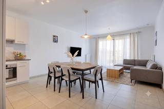 Recent opgeleverd appartement gelegen op de nieuwe site van Erasmus Gardens in Anderlecht. Dit nieuwbouwappartement werd opgeleverd in 2022 en is volledig instapklaar. Het bevindt zich op een verhoogde gelijkvloerse verdieping, waardoor u kan genieten van aangename terrassen vooraan en achteraan.Dit lichtrijke appartement is als volgt ingedeeld:- inkomhal met berging voorzien van aansluiting voor wasmachine en droogkast- apart toilet- lichtrijke woonkamer met open keuken- keuken voorzien van alle nodige comfort: ingebouwde koelkast met diepvries, vaatwasser, oven en kookplaat- terras aan de voorzijde (7m²) met aangename westelijke oriëntatie, waardoor u kan genieten van de namiddag- en avondzon. Dit terras vormt een mooi verlengde van de woonkamer- terras achteraan (12m²) met een oostelijk oriëntatie- twee slaapkamers- badkamer voorzien van enkele wastafel, ligbad met douche en toilet- kelder op niveau -2 n°55- staanplaats op niveau -1 n°49 (niet inbegrepen in de vraagprijs, verplicht aan te kopen)Gunstig EPC-attest (label B+), waardoor wordt voldaan aan de energetische normen opgelegd voor Brussel in 2033.Instelprij: 299.000 EUR + 25.000 EUR voor de staanplaats.De eigendom wordt aangeboden via de Power-sale formule. Op 23/07/2026 tussen 16:00 en 19:00 kan u de woning op afspraak komen bezichtigen en een bod uitbrengen. De vermelde prijs is een instelprijs. Voor meer info, gelieve contact op te nemen met de dossierverantwoordelijke.