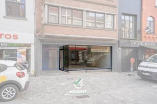 Bent u op zoek naar een commerciële ruimte die u volledig naar eigen smaak en concept kunt inrichten? Dan is dit casco handelspand in de Generaal Baron Jaecquesstraat 18 te Diksmuide een unieke opportuniteit.<br />Gelegen in een levendige en centrale winkelstraat geniet dit pand van een uitstekende visibiliteit en een vlotte bereikbaarheid. Dankzij de strategische ligging bevindt u zich midden in het commerciële hart van de stad, omringd door diverse handelszaken en met een constante passage van potentiële klanten.<br />Het pand wordt casco aangeboden, wat u de vrijheid geeft om de inrichting volledig af te stemmen op uw activiteit en huisstijl. Of u nu een winkel, kantoor, praktijk of horecazaak wil starten, deze ruimte vormt de ideale blank canvas voor uw ondernemersplannen.<br />Met een oppervlakte van 58 m² op het gelijkvloers en een bijkomende kelder van 50 m² beschikt u over voldoende ruimte voor zowel commerciële invulling als stockage.<br />Bijkomend is er de mogelijkheid tot aankoop van een appartement, gelegen vlak achter het handelspand, dat in 2026 volledig gerenoveerd werd. Ideaal als woonst voor uzelf of als interessante investering.<br /><strong>Troeven:</strong>
<ul>
<li><span>Centrale ligging in winkelstraat </span></li>
<li><span>Casco pand: volledig naar eigen wens in te richten </span></li>
<li><span>58 m² handelsruimte op het gelijkvloers </span></li>
<li><span>Kelder van 50 m² voor extra opslag </span></li>
<li><span>Mogelijkheid tot aankoop van volledig gerenoveerd appartement (2026) achterliggend </span></li>
<li><span>Sterke visibiliteit en commerciële ligging </span></li>
</ul>
<strong>Vraagprijs: €130.000</strong><br />Grijp deze kans om uw zaak te vestigen op een toplocatie in Diksmuide en realiseer uw commerciële visie vanaf nul.<br />Interesse? Neem vandaag nog contact op voor meer informatie of een bezoek ter plaatse.<br />