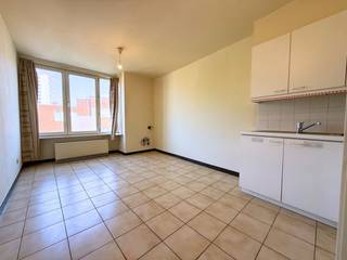 Bijzonder goed gelegen 1-slaapkamerappartement (35m²) vlakbij UZ, gelegen op de 2de verdieping van een kleinschalige residentie met 6 entiteiten.<br />Bestaande uit: inkomhal, leefruimte met open keuken, slaapkamer en vernieuwde badkamer met douche, lavabo en toilet. Dankzij de strategische ligging en het compacte, onderhoudsvriendelijke karakter is dit appartement uitermate geschikt als investering. Renovatieplicht van toepassing. Voor meer informatie of een vrijblijvend bezoek, contacteer Sebastien op het nummer 0477 09 09 09. <br />