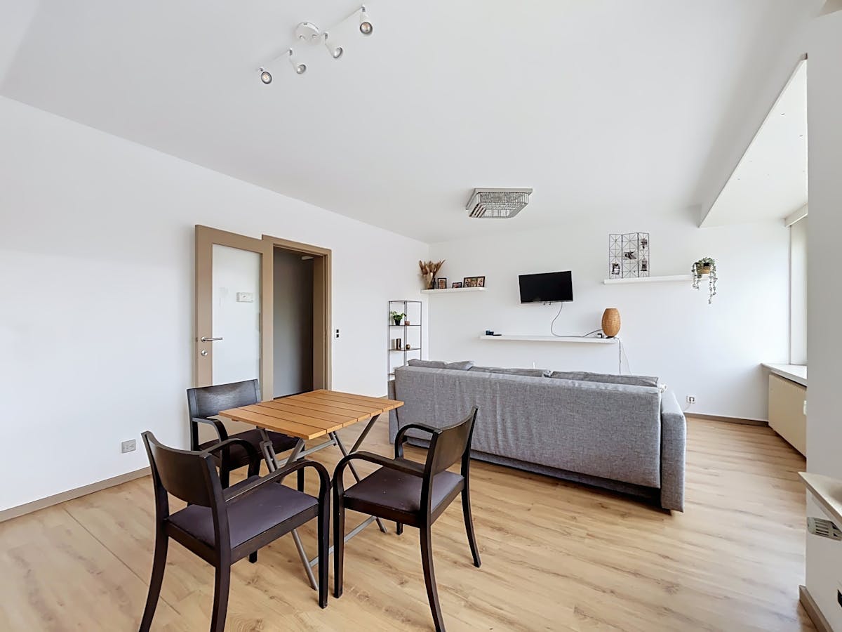 Ruim appartement met 2 slaapkamers en balkon in Aalter. - foto 4
